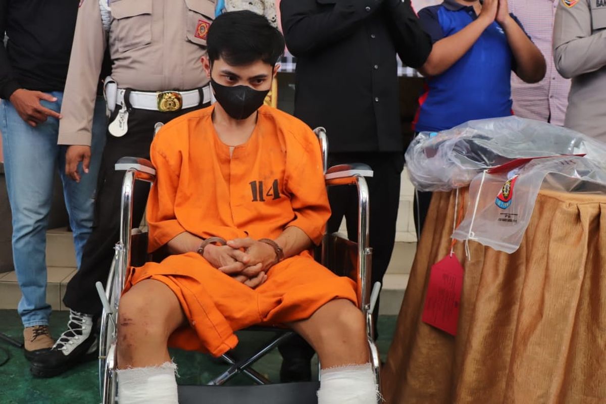 RS (25), perampok bersenjata tajam di sebuah minimarket di Jalan Teuku Umar Nomor 48, Denpasar, Bali, hanya bisa pasrah duduk di kursi roda akibat ditembak polisi pada Jumat (2/9/2022), di Mapolresta Denpasar/ Dok. Humas Polresta Denpasar