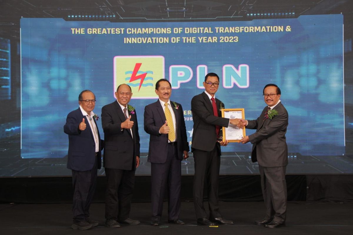 PT Perusahaan Listrik Negara (PLN) (Persero) meraih 11 penghargaan inovasi digital, termasuk penghargaan ?The Best CEO for Corporate Digital Transformation of The Year? yang diberikan kepada Direktur Utama (Dirut) PLN Darmawan Prasodjo.

