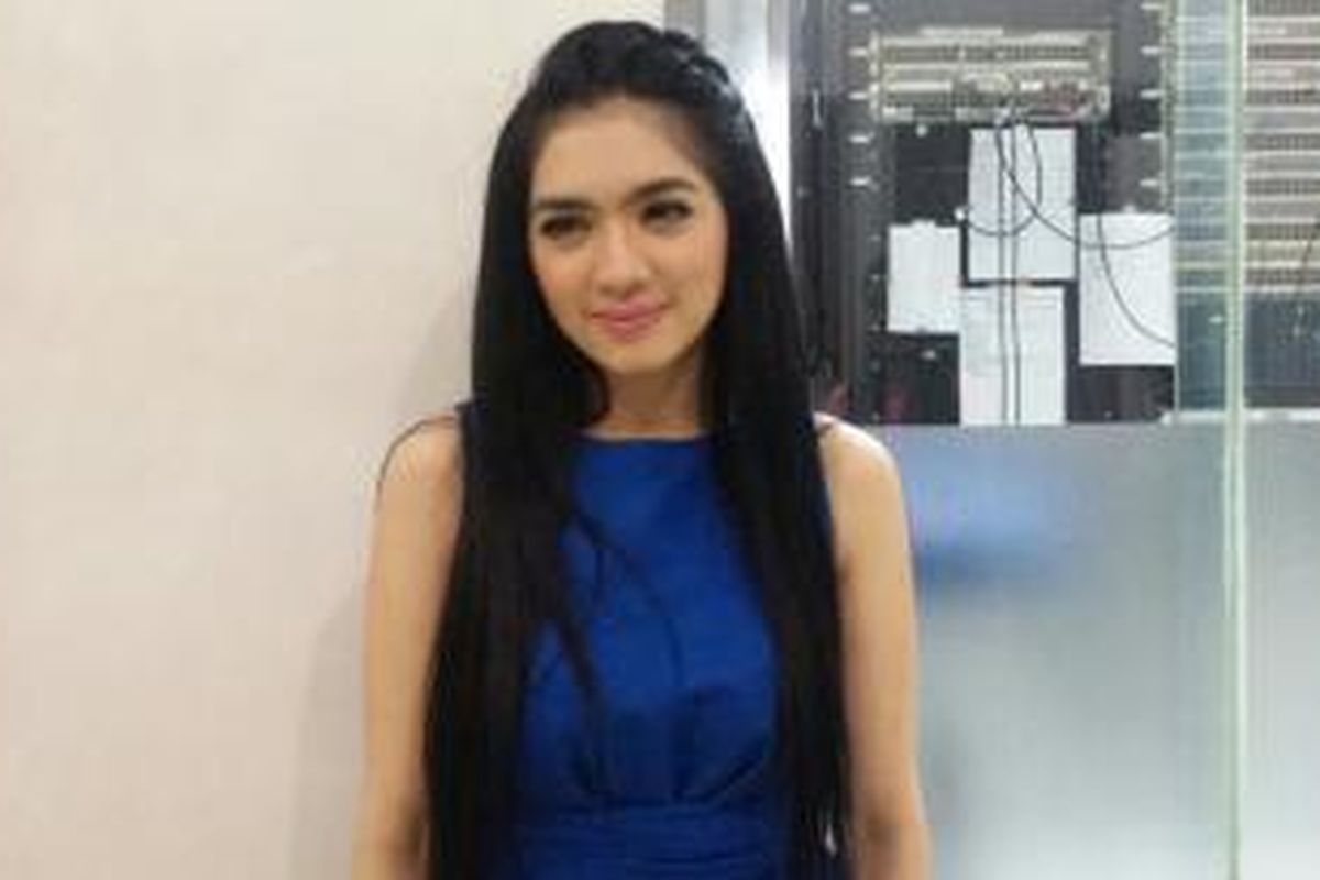 Angel Karamoy diabadikan usai menghadiri acara di studio ANTV, Epicentrum, Jakarta Selatan, Senin (4/1/2015) sore.