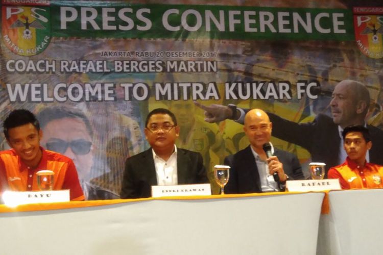 Rafael Berges menjalani sesi perkenalan sebagai pelatih anyar Mitra Kukar, Rabu (20/12/2017).