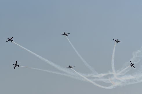 VIDEO: Atraksi Memukau Jupiter Aerobatic Team di HUT ke-74 TNI 