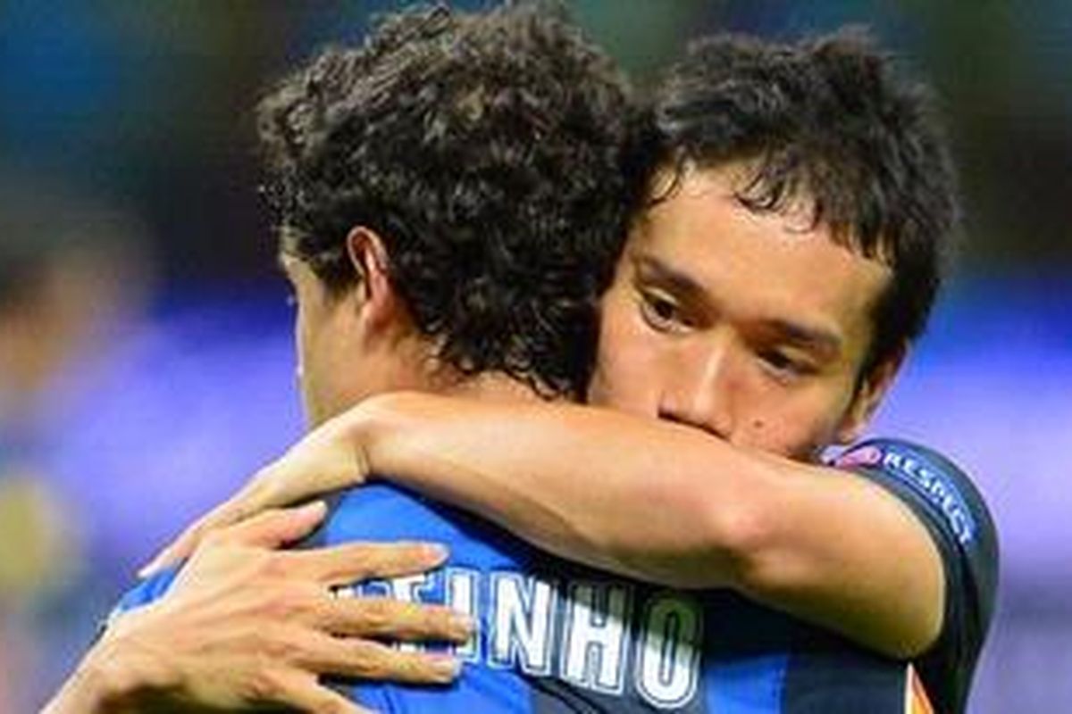 Bersama dengan penyerang Philippe Coutinho, bek Inter Milan Yuto Nagatomo, merayakan golnya ke gawang Rubin Kazan, pada matchday pertama Grup H, di Giuseppe Meazza, Kamis (20/9/2012). 