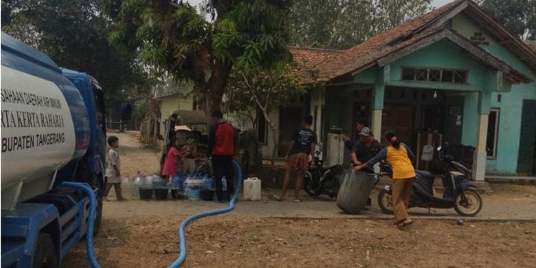 PDAM Tirta Kerta Raharja (TKR) Kabupaten Tangerang mengirimkan bantuan air bersih untuk warga yang mengalami kesulitan air bersih di Kampung Rancasadang, Desa Tapos, Tigaraksa, Sabtu (7/10/2023).