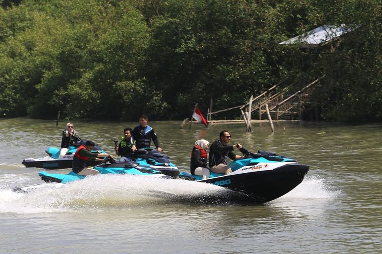 Wali Kota Surabaya Eri Cahyadi menjajal jetski mengarungi mangrove di Wisata Romokalisari Adventure Land, Minggu (25/9/2022).