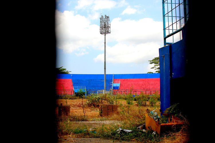 Situasi dalam stadion pasca Tregedi Kanjuruhan yang mulai pelaksanaan renovasi dan revitalisasi di Stadion Kanjuruhan Kepanjen, Kabupaten Malang, Selasa (19/9/2023) siang.