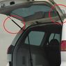 Merawat Komponen Stay Backdoor pada Pintu Belakang Mobil