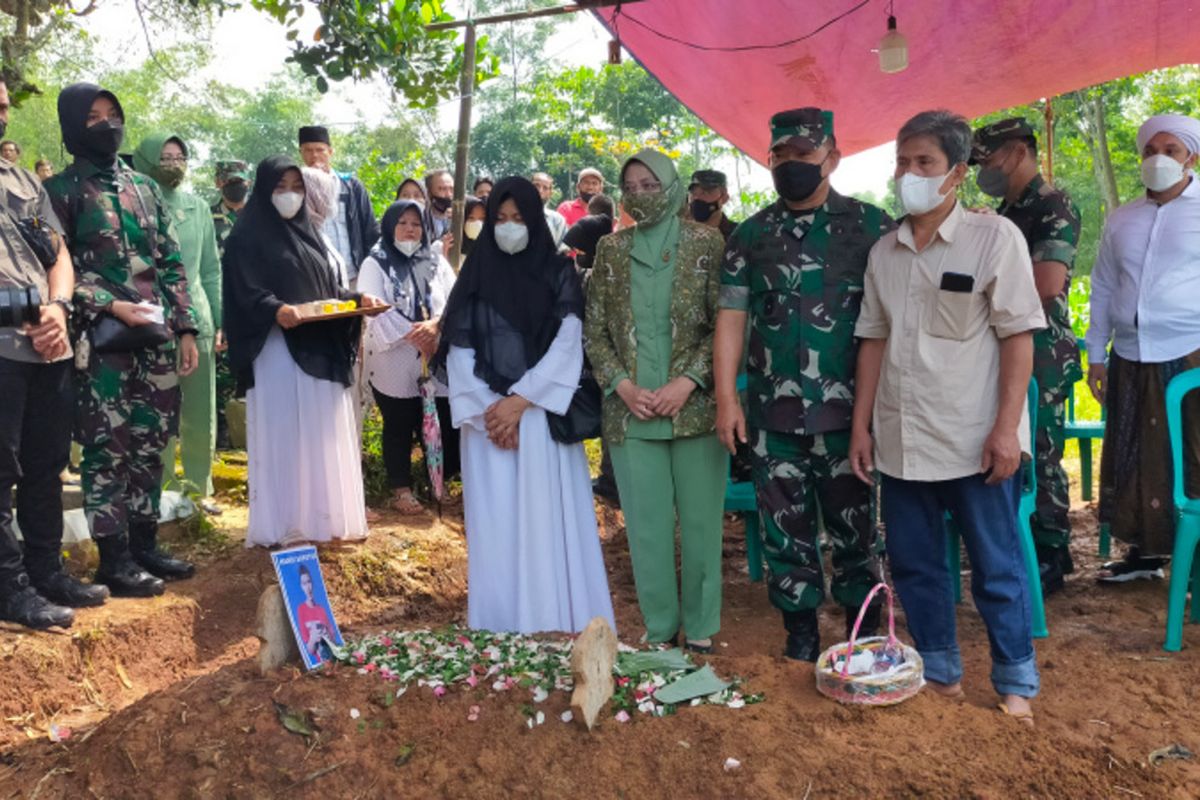 KSAD Jenderal Dudung Abdurachman berziarah ke Makam Handi Saputra didampingi orangtua korban, Senin (27/12/2021).