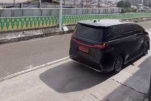 2 Alphard Pelat Merah Melintas di 'Jalur Langit' Transjakarta Dikawal Patwal, Polisi Telusuri