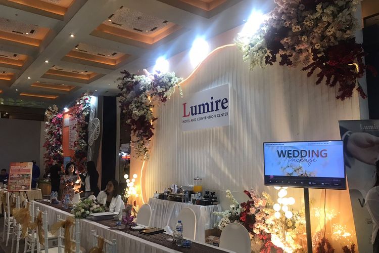 Booth Lumire Hotel & Convention Center di Jakarta Mega Wedding Festival yang diselenggarakan di Hall D JIExpo Kemayoran, Jakarta Pusat, Sabtu (4/5/2024). 
