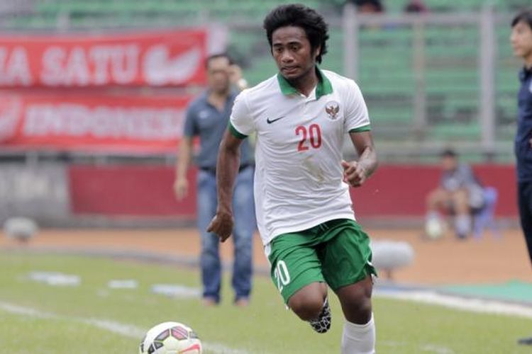 Pemain timnas Indonesia U-23 Ilham Udin beraksi dalam laga kualifikasi Piala Asia U-23 Grup H melawan Korea Selatan di Stadion Utama Gelora Bung Karno, Senayan, Jakarta, Selasa (31/3/2014). Indonesia dikalahkan oleh Korsel dengan skor 4-0.