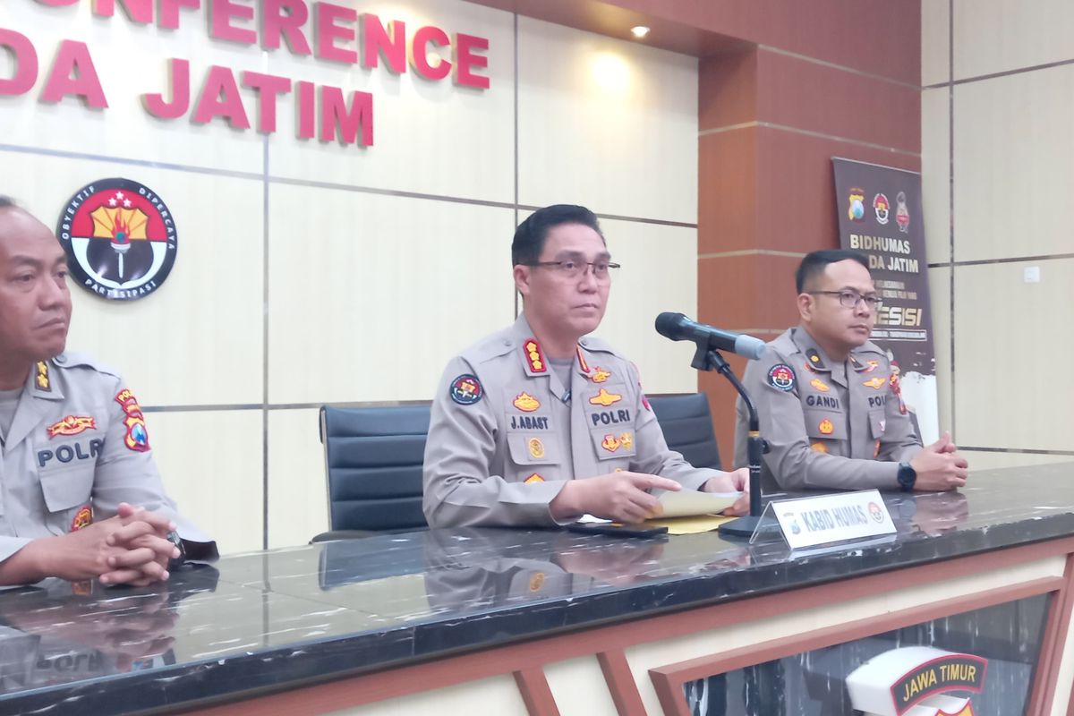 Kabid Humas Polda Jatim Kombes Pol Jules Abraham Abast merilis hasil penangkapan pelaku anarkis di Polda Jatim, Senin (1/9/2025)