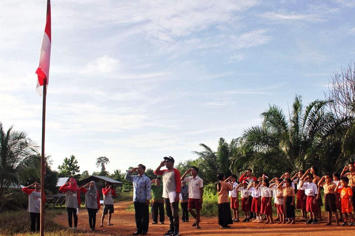 Foto Dok KJN. Kegiatan upacara bendera menjadi salah satu kegiatan baru di sekolah dia wilayah pedalaman perbatasan Kabupaten Nunukan, karena beberapa sekolah tidak mengetahui tata cara melaksanakan upacara bendera.  Minimnya perhatian membuat sebagian kegiatan sekolah berjalan apa adanya. 