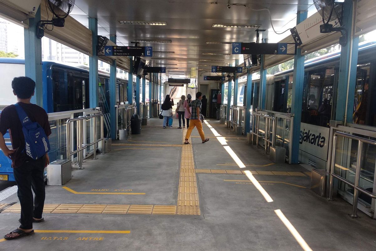Halte transjakarta Polda Metro Jaya di Jalan Jenderal Sudirman beroperasi kembali, Minggu (14/4/2019).