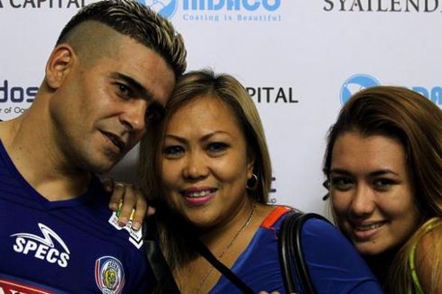 Cristian Gonzales Ajak Keluarga Berlibur ke Singapura