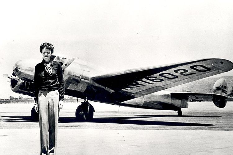 Amelia Earhart berdiri di depan pesawat Lockheed Electra yang menghilang pada Juli 1937.