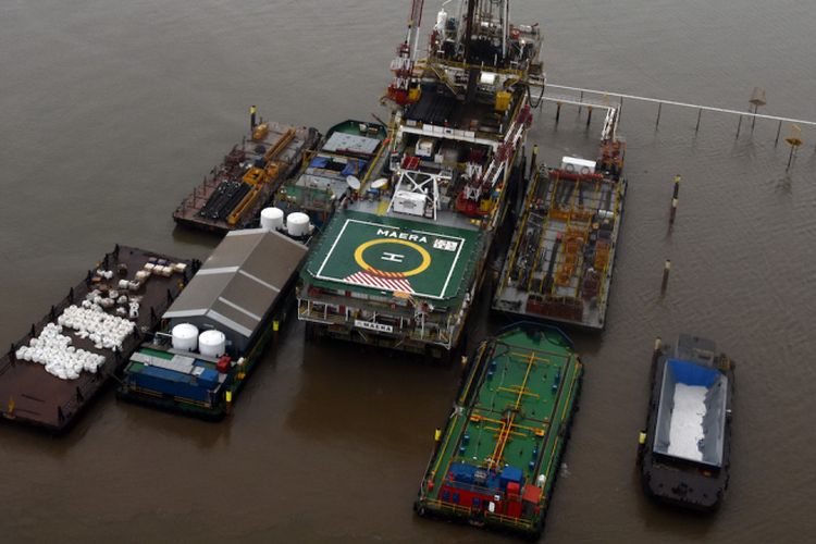 Suasana pengeboran sumur di masa transisi alih kelola ke PT Pertamina Hulu Mahakam, di RIG Maera, South Tunu, Blok Mahakam, Kalimantan Timur, Senin (7/8/2017). PT Pertamina Hulu Mahakam telah ditunjuk pemerintah menjadi pengelola wilayah kerja Blok Mahakam yang berlaku efektif 1 Januari 2018, setelah berakhirnya masa kontrak Production Sharing Contract (PSC) Mahakam dalam pengelolaan Total E&P Indonesie pada akhir 2017. ANTARA FOTO/Indrianto Eko Suwarso/kye/17