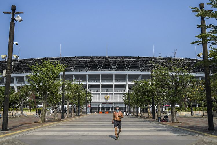 Warga berolahraga di kawasan Stadion Utama Gelora Bung Karno (SUGBK) di Senayan, Jakarta, Minggu (13/9/2020). Jelang penerapan Pembatasan Sosial Berskala Besar (PSBB) total yang rencananya dilaksanakan pada Senin (14/9/2020) masih banyak masyarakat yang melakukan olahraga dan beraktivitas di luar rumah.