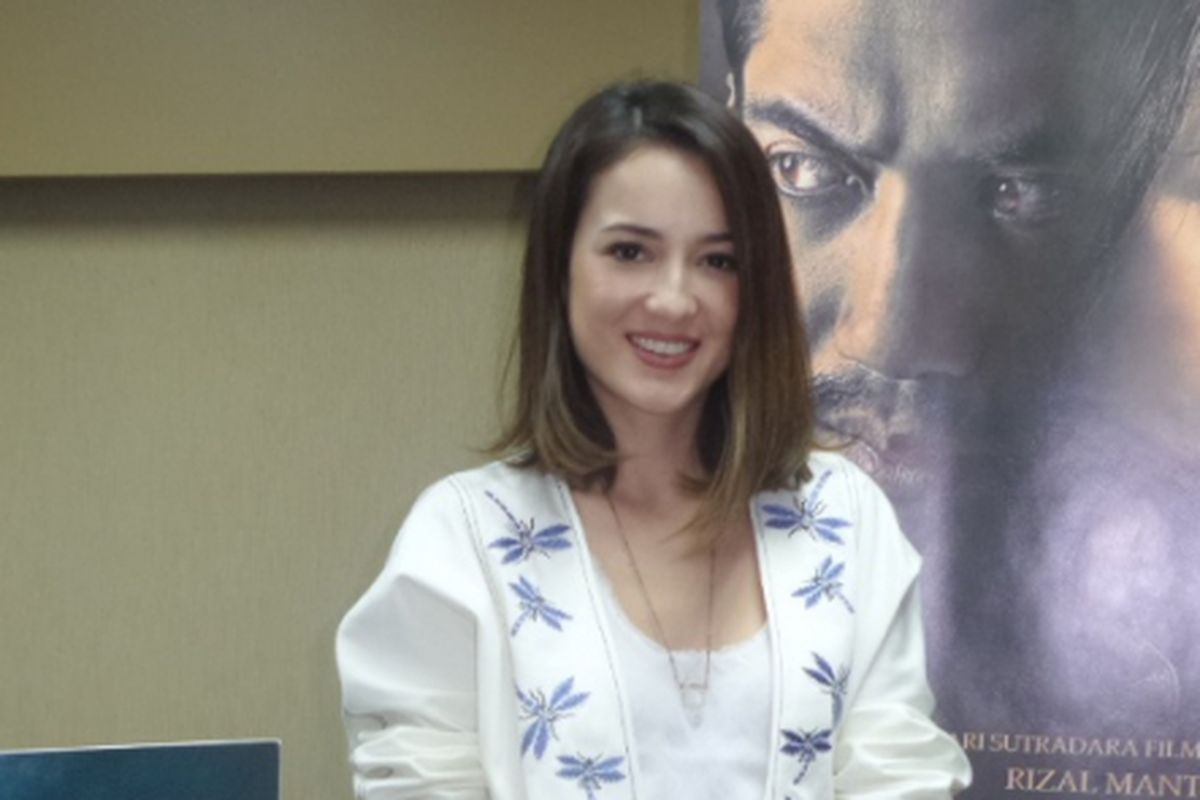 Julie Estelle di kantor Legacy Picture di Gedung Inter Asia, Jakarta Pusat, Senin (18/9/2017). 