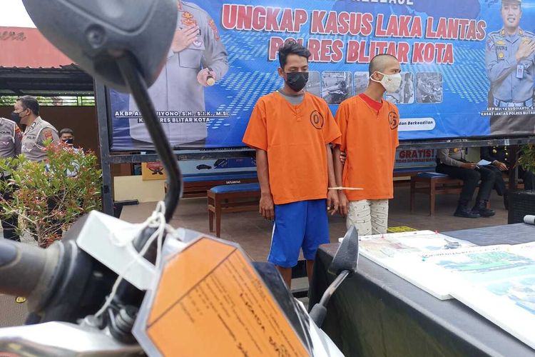 Pengemudi truk bermuatan sembako ditangkap polisi usai terlibat dalam kasus tabrak lari di Kota Blitar yang mengakibatkan seorang pemotor meninggal dunia. Pengemudi bernama Toni tersebut dihadirkan pada konferensi pers di Polres Blitar Kota, Jumat (28/10/2022)