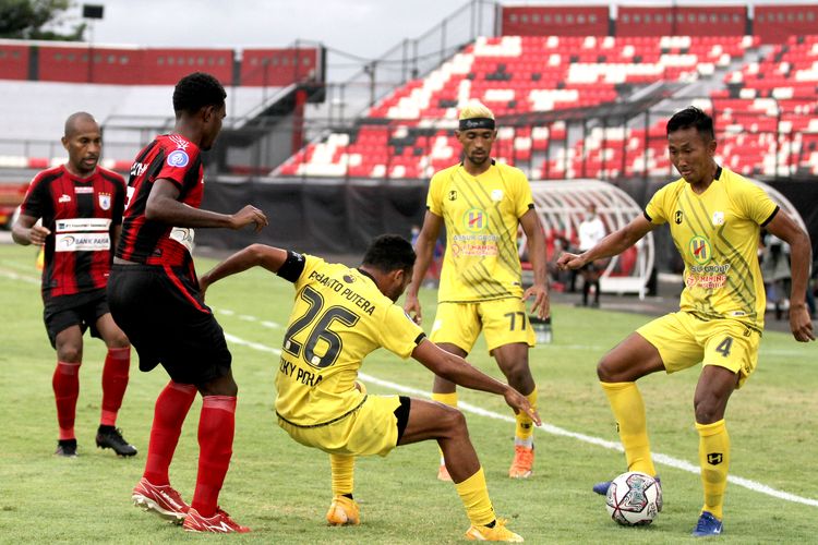 Pemain Barito Putera Miftah Anwar Sani dijaga ketat pemain Persipura Jayapura pada pertandingan pekan 25 Liga 1 2021-2022 yang berakhir dengan skor 3-0 di Stadion Kapten I Wayan Dipta Gianyar, Senin (14/2/2022) sore.