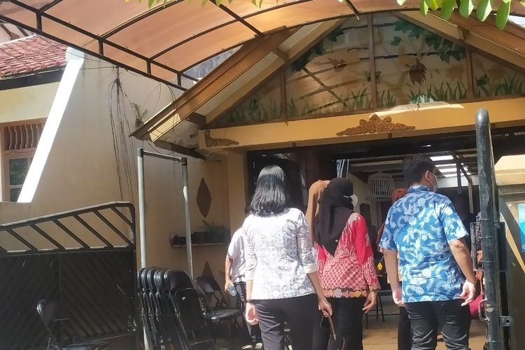 Suasana rumah duka almarhum Iwan Budi pegawai Bapenda Kota Semarang yang diduga dibunuh. Kamis (15/9/2022)