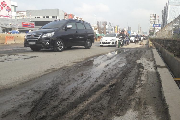 Jalan Boulevard Barat Raya, Kelapa Gading, Jakarta Utara, dipenuhi lubang akibat pembangunan Jalan Tol Pulogebang-Sunter, Senin (12/2/2018)