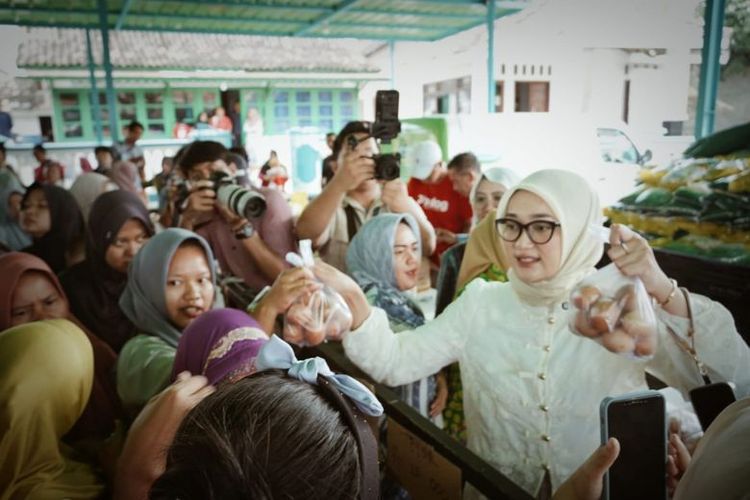 Wakil Gubernur Lampung Jihan Nurlela membagikan telur kepada warga sebagai bagian dari kampanye percepatan penurunan stunting dan peningkatan gizi masyarakat. Gerakan konsumsi dua butir telur setiap hari didorong untuk menciptakan generasi Lampung yang sehat dan cerdas. 