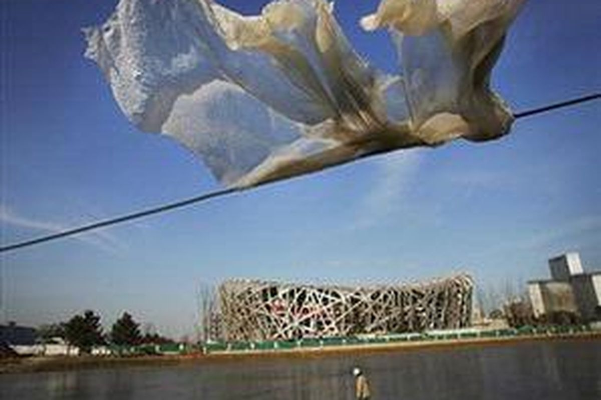 SEORANG pekerja melintas di halaman Stadion Nasional Beijing yang pembangunannya telah selesai dan siap digunakan untuk perhelatan olahraga dunia Olimpade Beijing 2008.