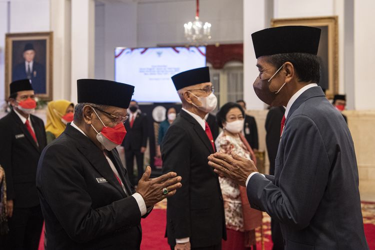 Presiden Joko Widodo (kanan) memberikan selamat kepada Anggota Dewan Pengarah Badan Pembinaan Ideologi Pancasila (BPIP) Said Aqil Siradj seusai dilantik di Istana Negara, Jakarta, Selasa (7/6/2022).