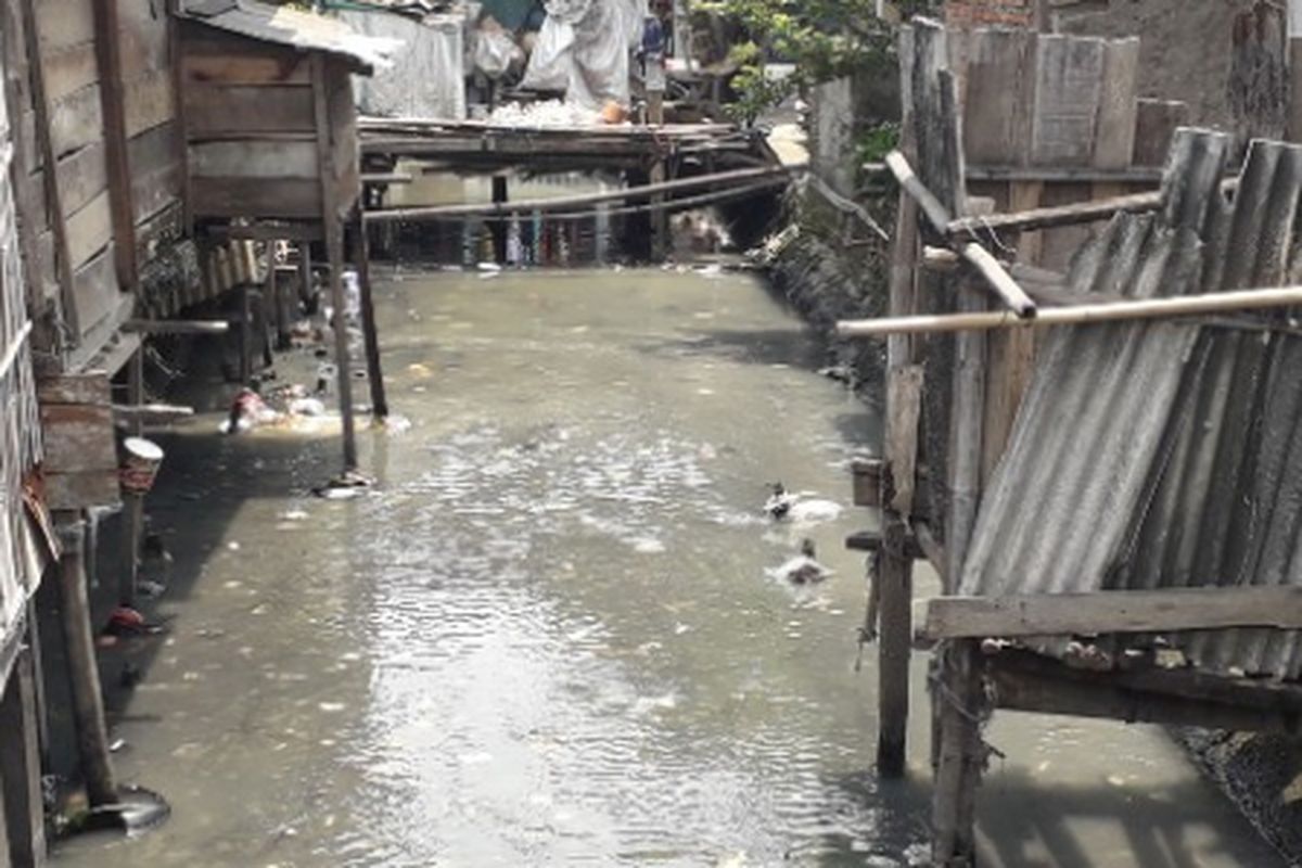 Kondisi Kali Bangleo di Cilincing yang dikelilingi oleh rumah warga, Sabtu (15/9/2018).