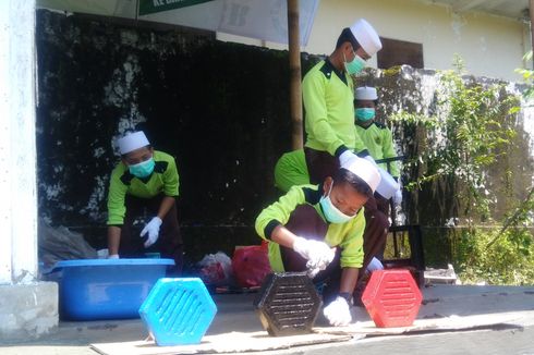 Santri di Probolinggo Sulap Sampah Jadi Paving Kuat dan Berwarna