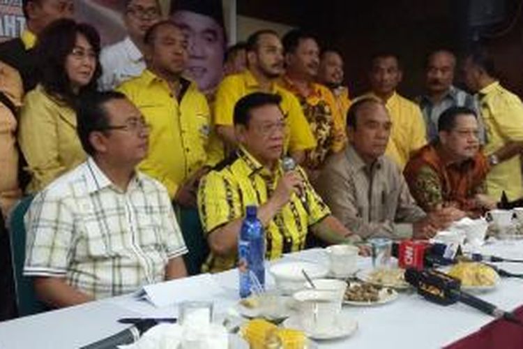 Ketua Umum Partai Golkar hasil Munas Ancol, Agung Laksono dan sejumlah kader Golkar memberikan keterangan pers di kediaman Agung Laksono di Jakarta Timur, Minggu (10/1/2016).
