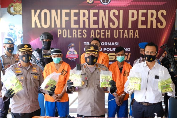 Polres Aceh Utara amankan 7 kg sabu senilai Rp 7 miliar dan mengamankan 3 tersangka penyelundup di Mapolres Aceh Utara, Rabu (19/7/2021). Sementara 4 anggota komplotan lainnya masih buron. Dari 3 tersangka yang ditangkap, 2 di antaranya terpaksa ditembak karena melawan saat ditangkap. 