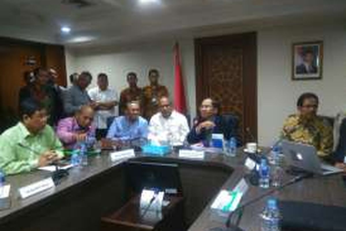 Menteri Koordinator Kemaritiman Rizal Ramli menggelar rapat koordinasi tentang pengembangan industri hilir Lapangan Masela, di Jakarta, Rabu (11/5/2016). Pemerintah berminat mengembangkan industri petrokimia yang bisa memberikan multiplayer effect terhadap perekonomian Maluku dan nasional.