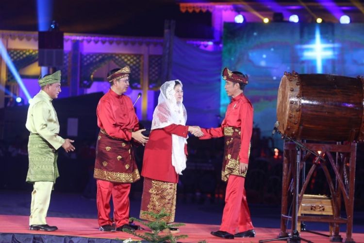 Presiden Joko Widodo membuka MTQ Nasional ke-XXVII tahun 2018 dengan pemukulan bedug di Gedung Astaka, Medan, Sumatera Utara, Minggu (7/10/2018). 