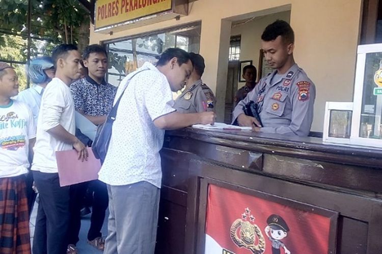 Suasana pemeriksaan dan pengambilan data tamu yang masuk ke lingkungan Polres Pekalongan Jawa Tengah.