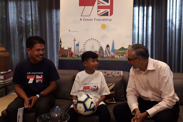 Muhammad Rizky (13), bocah korban Gempa Palu yang diundang ke markas Manchester City, saat datang memenuhi undangan bertemu dengan Duta Besar Inggris untuk Indonesia, ASEAN dan Timor Leste, Moazzam Malik di Jakarta, Kamis (9/5/2019).
