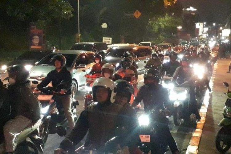 Pengendara terjebak kemacetan parah di Puncak, Kabupaten Bogor, Minggu (15/9/2024). Warga menyebut, kemacetan ini terjadi sejak siang.