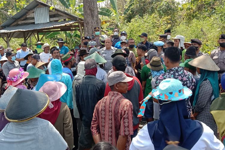 Aparat keamanan saat menenangkan warga yang emosi, saat aksi unjuk rasa di Desa Dateng, Kecamatan Laren, Lamongan, Kamis (25/8/2022). *** Local Caption *** Aparat keamanan saat menenangkan warga yang emosi, saat aksi unjuk rasa di Desa Dateng, Kecamatan Laren, Lamongan, Kamis (25/8/2022).