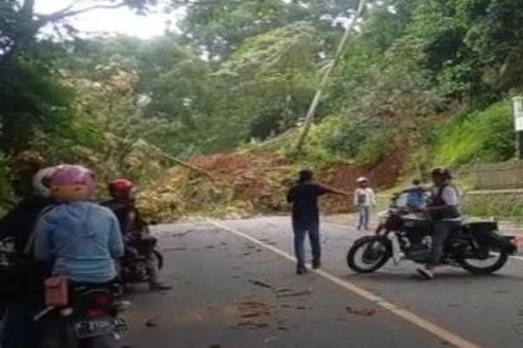 Kementerian Pekerjaan Umum dan Perumahan Rakyat (PUPR) mengungkapkan bahwa gempa di Kabupaten Cianjur, Jawa Barat pada Senin (21/11/2022), mengakibatkan ada jalan yang tertutup di Cugenang. 
