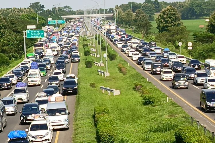 Kendaraan Pemudik Terus Membludak di Tol Cipali, 46.000 Kendaraan Sudah Melintas Pagi Ini