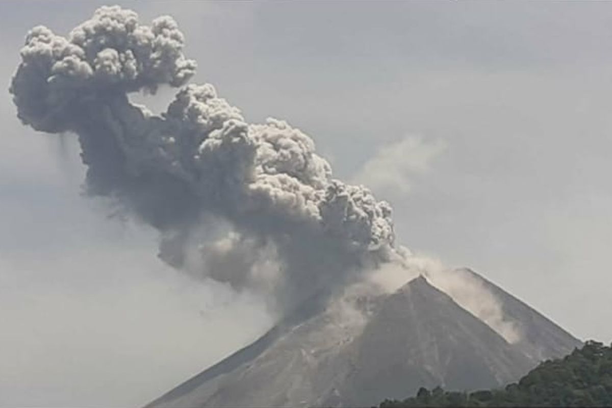 Gunung Merapi meletus dan mengeluarkan kolom abu, Minggu (17/11/2019).