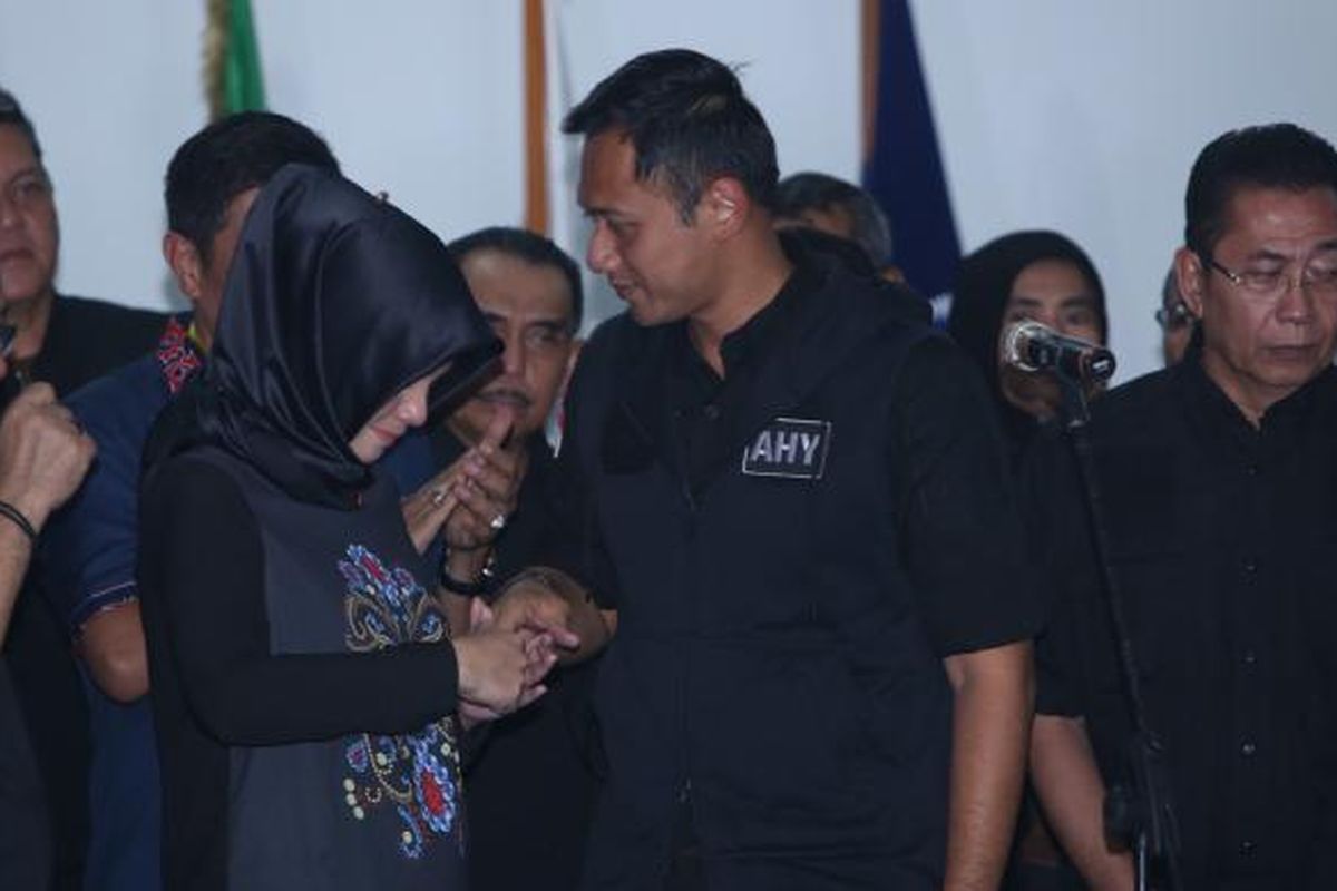 Cagub DKI Jakarta nomor urut 1, Agus Harimurti Yudhoyono usai memberikan keterangan pers di Kantor DPP Partai Demokrat, Wisma Proklamasi, Jakarta, Rabu (15/02/2017). Agus menyatakan menerima hasil Pilkada DKI Jakarta berdasarkan hasil hitung cepat dan mengucapkan terima kasih kepada seluruh tim pemenangan Agus-Sylvi yang sudah membantunya.