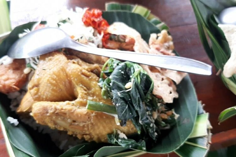 Ingkung Ayam yang sudah dipotong dan siap disajikan bersama nasi dan lauk lainnya di Kampung Emas Plumbungan, Patukn
