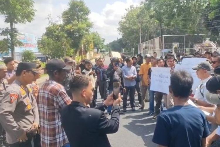 Karyawan Perusahaan Diserang Sajam dan Senapan, Warga Inhu Demo Polisi Minta Aktor Intelektual Ditangkap