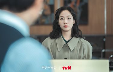 Oh In Joo (diperankan Kim Go Eun) berhadapan dengan mantan direkturnya, Shin Hyun Min (Oh Jung Se) di drama Little Women episode 2.