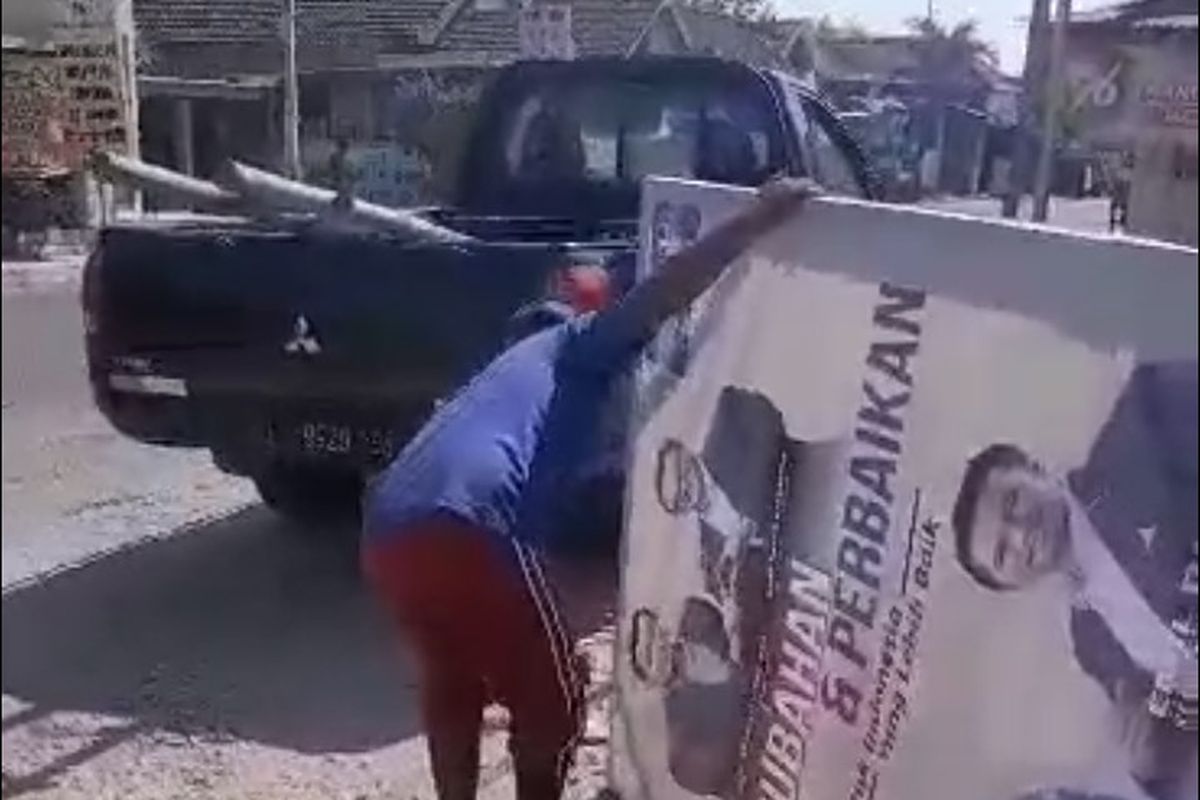 Simpatisan Partai Demokrat di Gresik, Jawa Timur, mencopot baliho bergambar Anies Baswedan dan Agus Harimurti Yudhoyono (AHY).