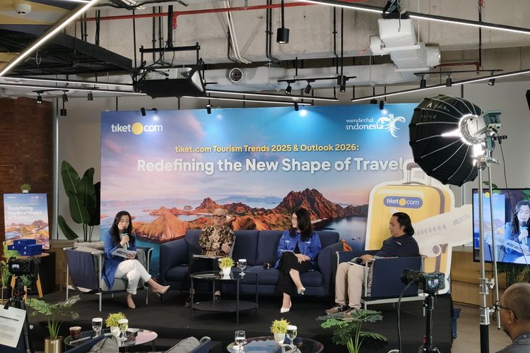 Asisten Deputi Strategi dan Komunikasi Pemasaran, Kementerian Pariwisata Firnandi Gufron (kiri), Chief Strategy Officer tiket.com Tiffany Tjiptoning (tengah), dan Chief Data Officer Lokadata Suwandi Ahmad dalam acara tiket.com Tourism Trends 2025 & Outlook 2026, di Wisma Barito Pacific II, Jakarta Barat, Selasa (16/12/2025). 