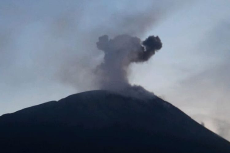 Foto: Gunung Ile Lewotolok, Kabupaten Lembata, NTT, kembali erupsi, Sabtu (2/7/2022) pukul 05.46 Wita.