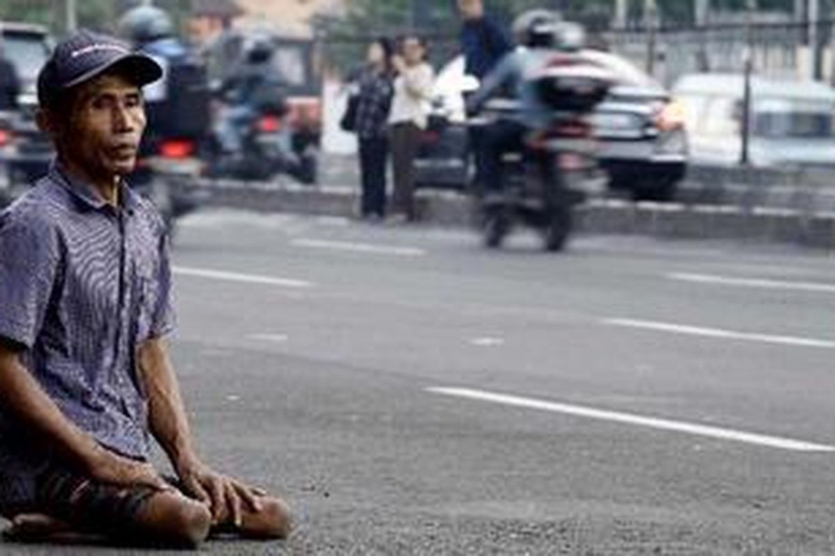 Ilustrasi: Sunardi (54) mencari rezeki dengan mengharap belas kasih dari pengguna jalan yang melintas di Jalan Gunung Sahari, Jakarta Pusat, Rabu (14/7/2010).